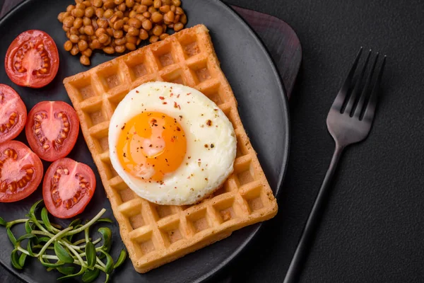 Yağda yumurta, Belçika waffle 'ı, mercimek, baharat ve çimento kaplı mikroyeşillikler içeren lezzetli ve doyurucu bir kahvaltı.