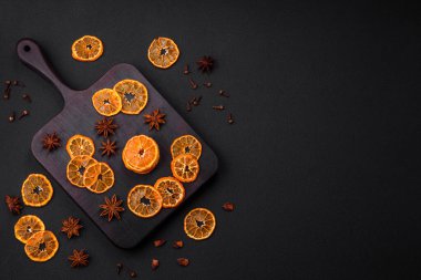 Koyu dokuya sahip parlak turuncu renkli mandalina dilimleri.