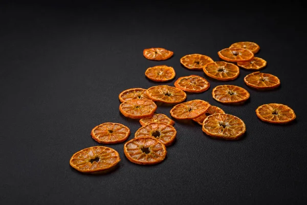 Ξηρές Στρογγυλές Φέτες Σχήματος Από Έντονο Πορτοκαλί Χρώμα Μανταρίνι Σκούρο — Φωτογραφία Αρχείου