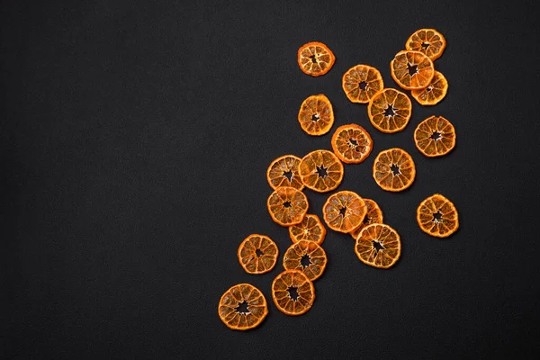 Sušené Kulaté Plátky Jasně Oranžové Barvy Mandarinky Tmavém Texturálním Pozadí — Stock fotografie