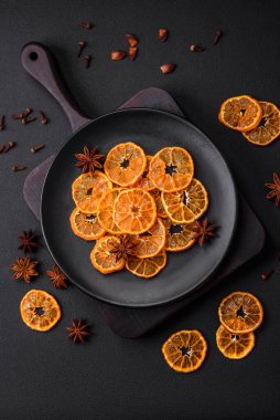 Koyu dokuya sahip parlak turuncu renkli mandalina dilimleri.