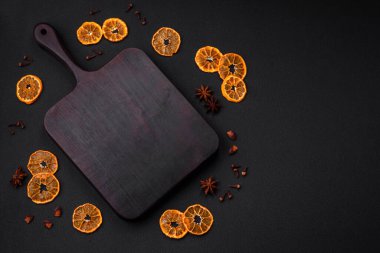 Koyu dokuya sahip parlak turuncu renkli mandalina dilimleri.