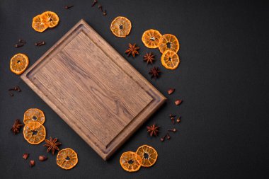 Koyu dokuya sahip parlak turuncu renkli mandalina dilimleri.