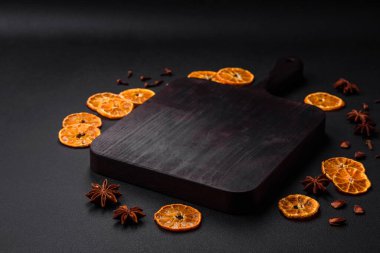 Koyu dokuya sahip parlak turuncu renkli mandalina dilimleri.