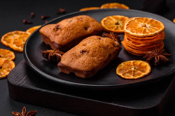 Deliciosas Magdalenas Chocolate Rebanadas Secas Forma Redonda Mandarina Color Naranja — Foto de Stock