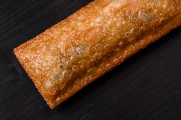 어두운 콘크리트 배경에 맛있는 바삭바삭 — 스톡 사진