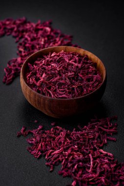 Koyu desenli beton zeminde taze kırmızı soğan. Evde yemek pişirmek.