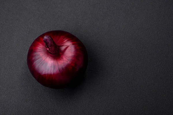 Cebola Vermelha Crua Fresca Sobre Fundo Concreto Texturizado Escuro Cozinhar — Fotografia de Stock