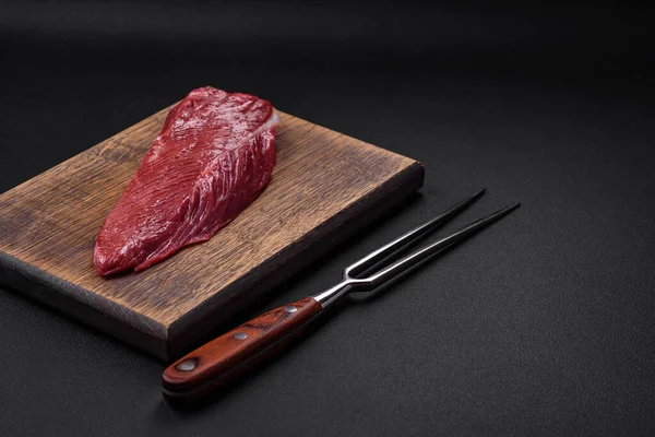 Beautiful Fresh Piece Raw Beef Wooden Cutting Board Dark Concrete — Stock Photo, Image