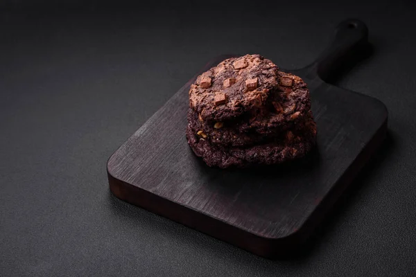 Pyszne Świeże Chrupiące Ciasteczka Owsiane Czekoladą Orzechami Czarnym Ceramicznym Talerzu — Zdjęcie stockowe