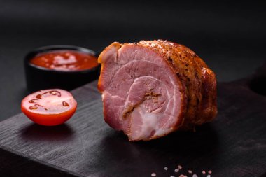 Lezzetli taze et rulosu, esrarlı baharatlar ve çimento arka planda bitkiler.