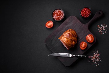 Lezzetli taze et rulosu, esrarlı baharatlar ve çimento arka planda bitkiler.