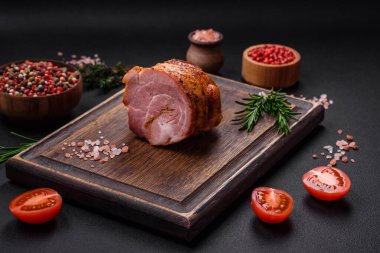 Lezzetli taze et rulosu, esrarlı baharatlar ve çimento arka planda bitkiler.