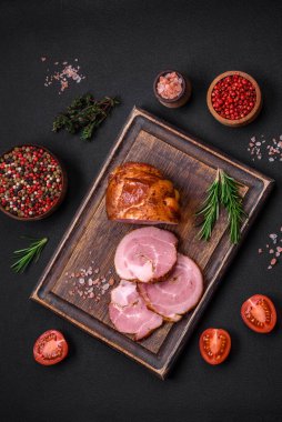 Lezzetli taze et rulosu, esrarlı baharatlar ve çimento arka planda bitkiler.