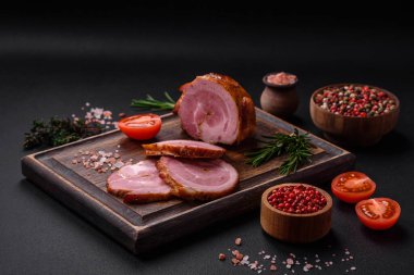 Lezzetli taze et rulosu, esrarlı baharatlar ve çimento arka planda bitkiler.