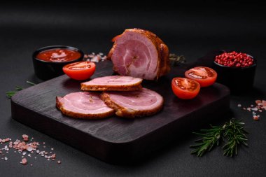 Lezzetli taze et rulosu, esrarlı baharatlar ve çimento arka planda bitkiler.