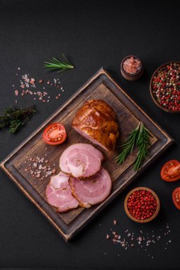 Lezzetli taze et rulosu, esrarlı baharatlar ve çimento arka planda bitkiler.