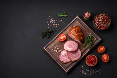 Lezzetli taze et rulosu, esrarlı baharatlar ve çimento arka planda bitkiler.