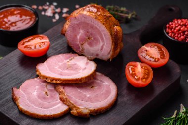 Lezzetli taze et rulosu, esrarlı baharatlar ve çimento arka planda bitkiler.