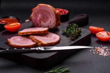 Lezzetli taze et rulosu, esrarlı baharatlar ve çimento arka planda bitkiler.