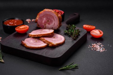 Lezzetli taze et rulosu, esrarlı baharatlar ve çimento arka planda bitkiler.