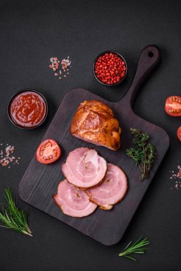 Lezzetli taze et rulosu, esrarlı baharatlar ve çimento arka planda bitkiler.