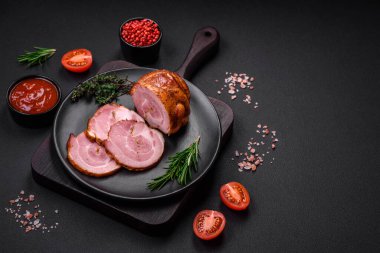 Lezzetli taze et rulosu, esrarlı baharatlar ve çimento arka planda bitkiler.