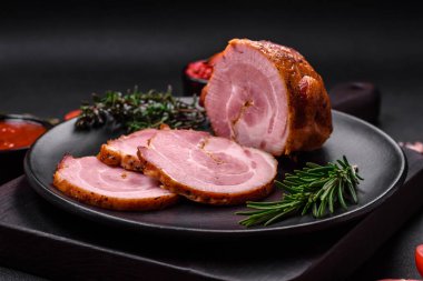 Lezzetli taze et rulosu, esrarlı baharatlar ve çimento arka planda bitkiler.