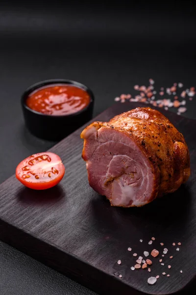 Lezzetli taze et rulosu, esrarlı baharatlar ve çimento arka planda bitkiler.