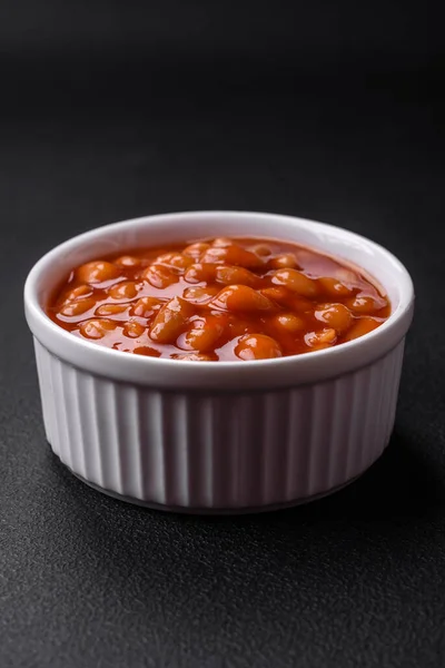 어두운 배경에 세라믹 그릇에 토마토 맛있는 통조림 — 스톡 사진