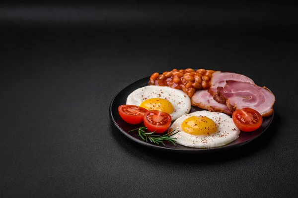 Leckeres Nahrhaftes Englisches Frühstück Mit Spiegeleiern Tomaten Speck Und Bohnen — Stockfoto