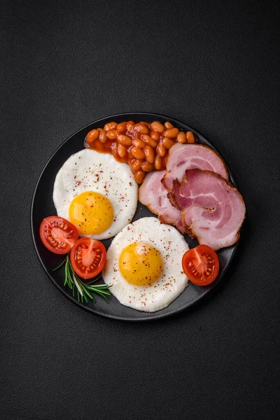 Leckeres Nahrhaftes Englisches Frühstück Mit Spiegeleiern Tomaten Speck Und Bohnen — Stockfoto