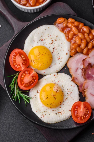 Delicioso Pequeno Almoço Inglês Nutritivo Com Ovos Fritos Tomates Bacon — Fotografia de Stock