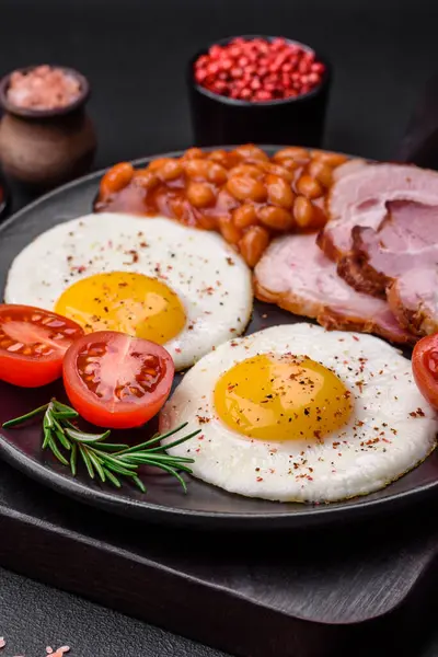 Delicioso Pequeno Almoço Inglês Nutritivo Com Ovos Fritos Tomates Bacon — Fotografia de Stock