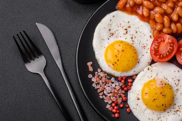 Leckeres Nahrhaftes Englisches Frühstück Mit Spiegeleiern Tomaten Und Avocado Mit — Stockfoto
