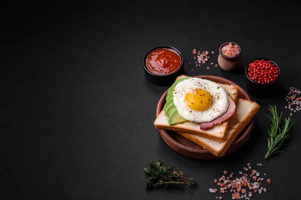 Вкусный Питательный Английский Завтрак Жареными Яйцами Помидорами Авокадо Специями Травами — стоковое фото