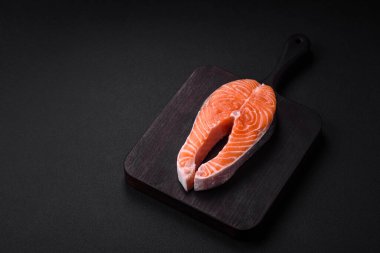 Taze çiğ balık bifteği, esrarlı ve çimento kaplı baharatlar.