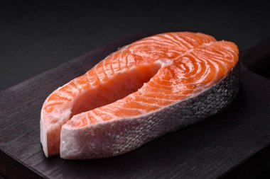 Taze çiğ balık bifteği, esrarlı ve çimento kaplı baharatlar.