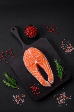 Taze çiğ balık bifteği, esrarlı ve çimento kaplı baharatlar.