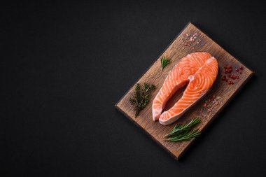 Taze çiğ balık bifteği, esrarlı ve çimento kaplı baharatlar.