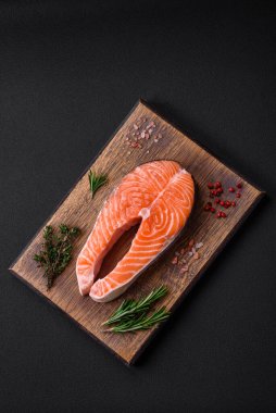 Taze çiğ balık bifteği, esrarlı ve çimento kaplı baharatlar.