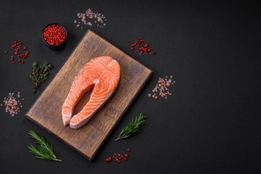 Taze çiğ balık bifteği, esrarlı ve çimento kaplı baharatlar.