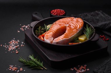 Taze çiğ balık bifteği, esrarlı ve çimento kaplı baharatlar.