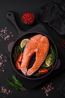 Taze çiğ balık bifteği, esrarlı ve çimento kaplı baharatlar.