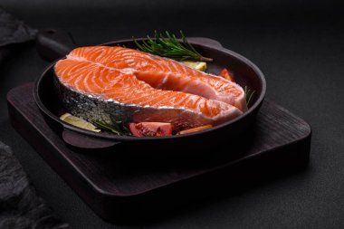 Taze çiğ balık bifteği, esrarlı ve çimento kaplı baharatlar.