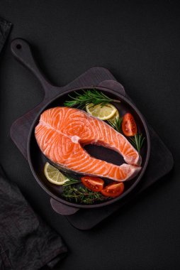 Taze çiğ balık bifteği, esrarlı ve çimento kaplı baharatlar.