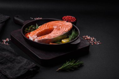 Taze çiğ balık bifteği, esrarlı ve çimento kaplı baharatlar.