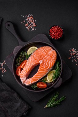 Taze çiğ balık bifteği, esrarlı ve çimento kaplı baharatlar.