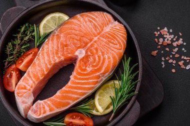 Taze çiğ balık bifteği, esrarlı ve çimento kaplı baharatlar.