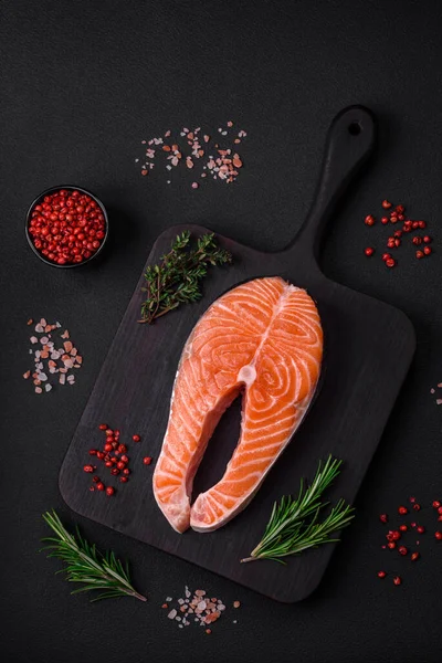 Färsk Röd Fisk Biff Med Kryddor Och Örter Mörk Betong — Stockfoto